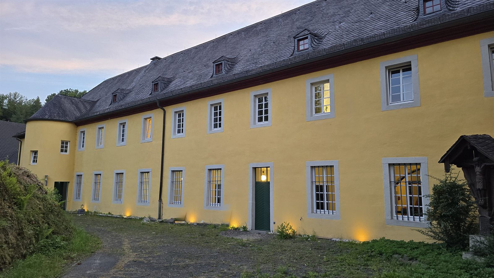 Beleuchtete Fassade des Klosters am Abend