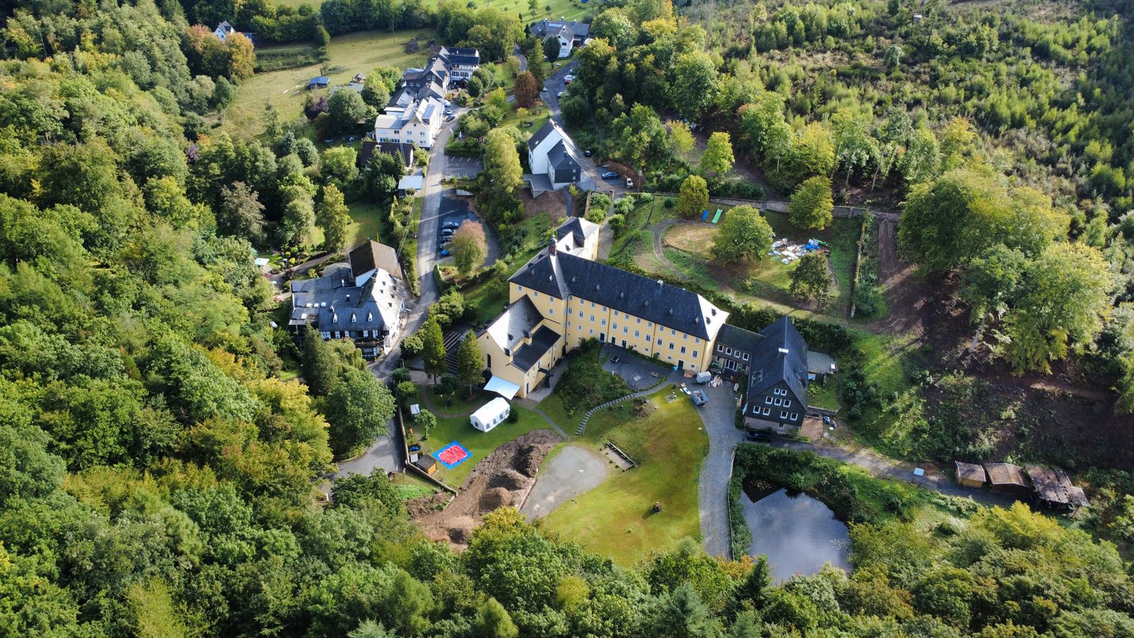 Das Kloster Marienthal mit Kirche und Teich aus der Luft im Sommer