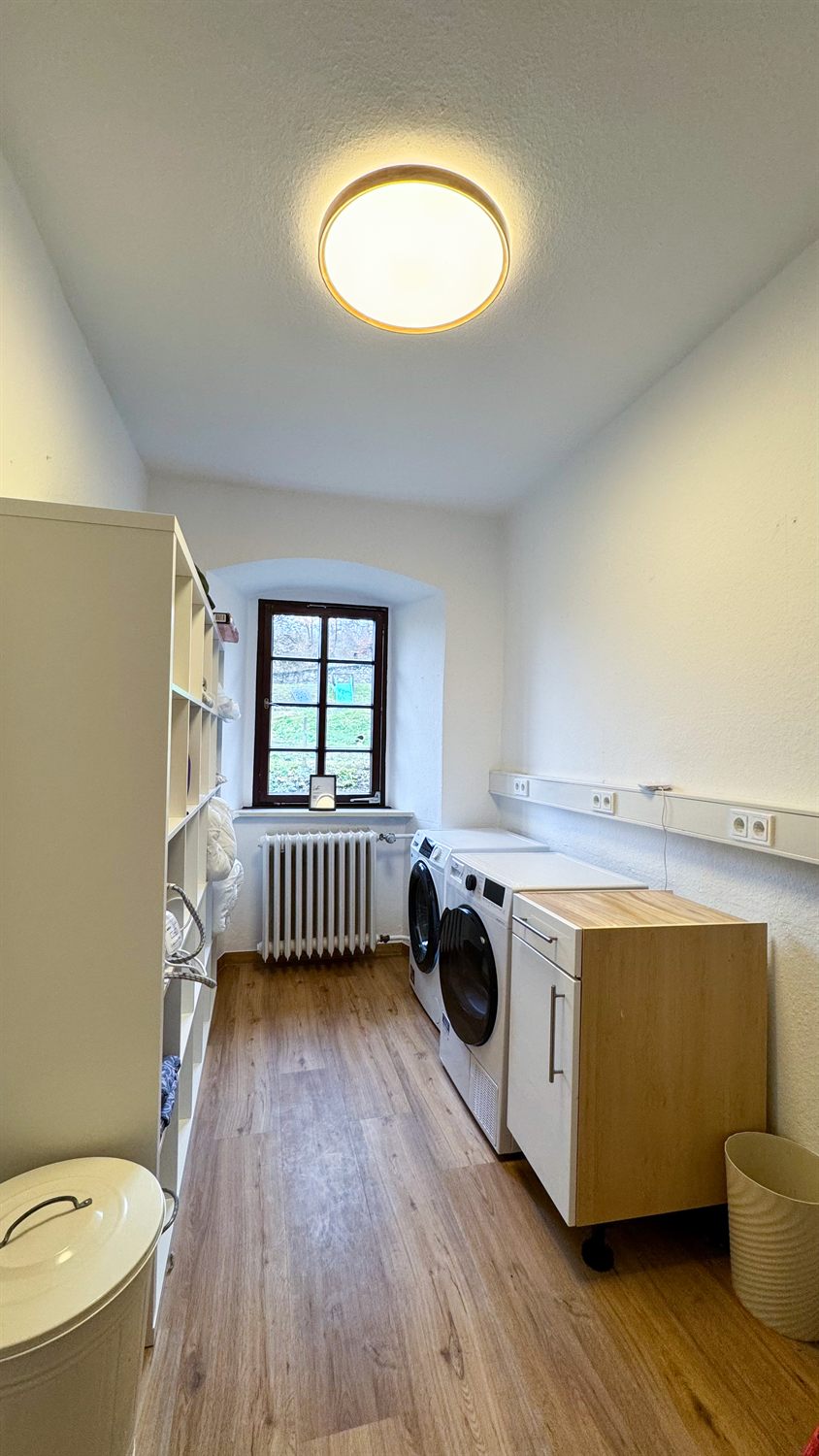 Waschraum mit Waschmaschine und Trockner