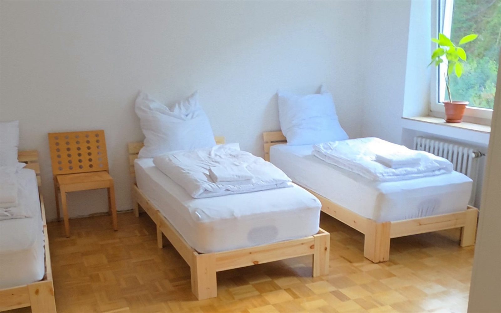 Schlafzimmer der Wohnung mit zwei Einzelbetten